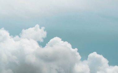 Mavi gökyüzünde kümülüs beyaz bulutlar - görüntü 