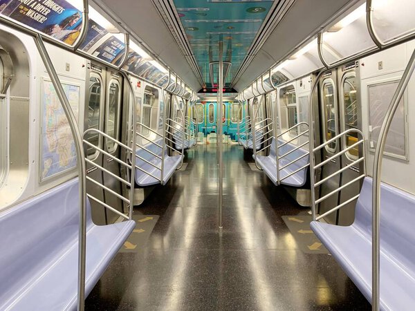  Нью-Йорк, США - 25 июня 2020 года: Интерьер вагона метро
