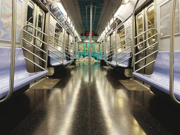 New York City, ABD - 6 Temmuz 2020: Metro içi renkli koltuklu - görüntü 