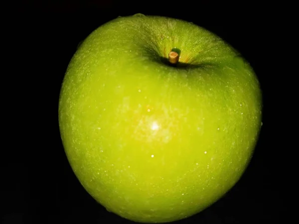 Grönt Äpple Svart Svart Bakgrund Bild — Stockfoto