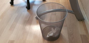 gri metal çöp Kutusu'ndaki bir katlanmış kağıt