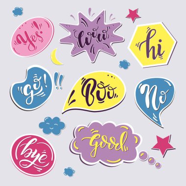 Düz dizayn sosyal ağ etiketleri koleksiyonu. Etiketler, iğneler, yamalar ve rozetler vektör illüstrasyonu. Cep telefonu mesajları, sohbet, sosyal medya, çevrimiçi iletişim, ağ oluşturma etiketleri