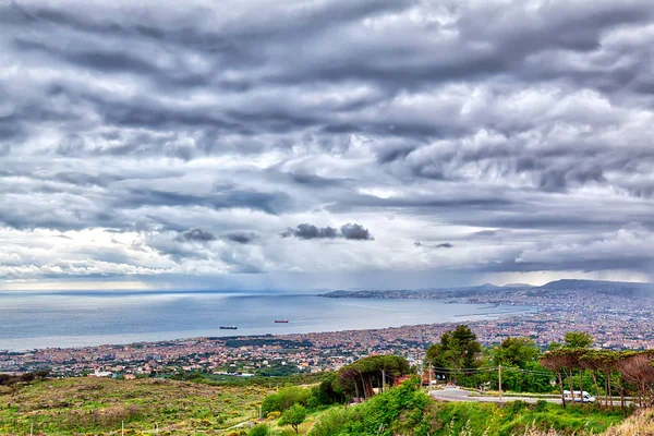 Hala faal yanardağı Vezüv İtalya Napoli yakınındaki bir zam üzerinde güzel doğa ve inanılmaz manzara keşfedeceksiniz