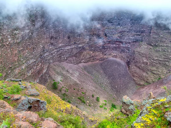 Hala faal yanardağı Vezüv İtalya Napoli yakınındaki bir zam üzerinde güzel doğa ve inanılmaz manzara keşfedeceksiniz