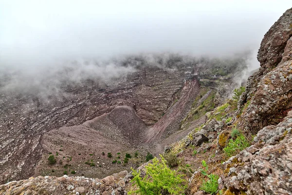 Hala faal yanardağı Vezüv İtalya Napoli yakınındaki bir zam üzerinde güzel doğa ve inanılmaz manzara keşfedeceksiniz
