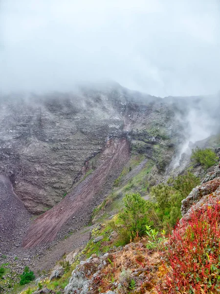 Hala faal yanardağı Vezüv İtalya Napoli yakınındaki bir zam üzerinde güzel doğa ve inanılmaz manzara keşfedeceksiniz