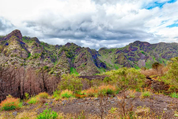 Hala faal yanardağı Vezüv İtalya Napoli yakınındaki bir zam üzerinde güzel doğa ve inanılmaz manzara keşfedeceksiniz
