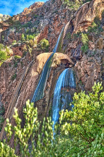 Agadir Fas, bir Afrika ülkesi Atlas Okyanusu üzerinde yakınındaki dağlarda nefes kesen bir şelale