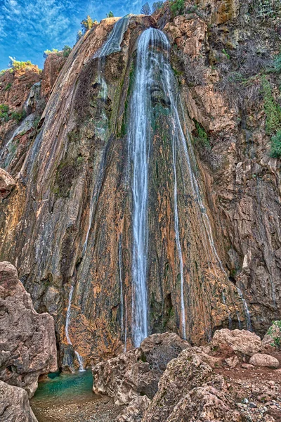 Agadir Fas, bir Afrika ülkesi Atlas Okyanusu üzerinde yakınındaki dağlarda nefes kesen bir şelale