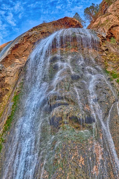 Agadir Fas, bir Afrika ülkesi Atlas Okyanusu üzerinde yakınındaki dağlarda nefes kesen bir şelale