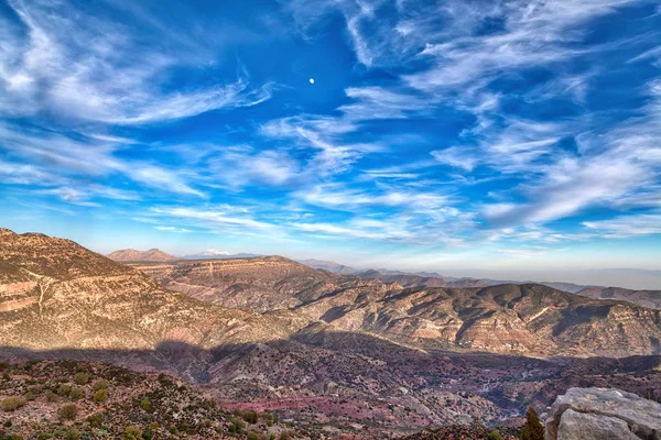Fas Agadir, Atlantik Okyanusu üzerinde bir Afrika ülkesi yakınındaki dağlarda güzel bir manzara