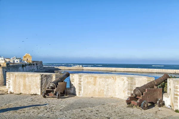 tarihi silahlar eski tarihi Portekizce Kalesi şehrin El Jadida Fas sahilinde parlayan mavi Atlas Okyanusu ve muhteşem bir eski şehir ayakta
