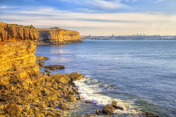 Atlas Okyanusu'nda vahşi romantik sahilde yakın: El Jadida Fas kalın kayalıklarla ve muhteşem manzaralı denize