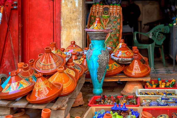 pişmiş toprak ve taş kısmen renkli dekoratif süs boyama ile geleneksel lezzetli yemekler Tajine ve kuskus için tencere Fes Medina Fas Afrika pazarında satışa sunulur