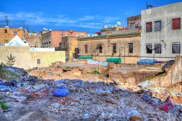 Eski Krallık şehir Fes Fas'ta Afric içinde yüzölçümü arkasında çöp yığını