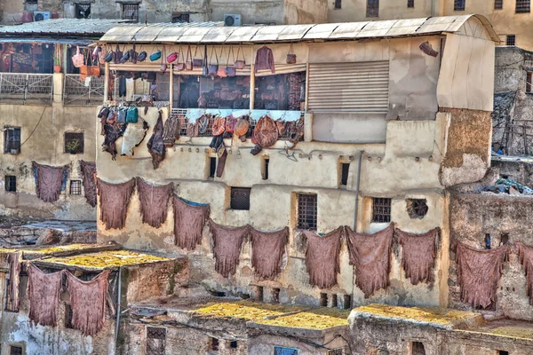 Fes Fas'ta, Afrika, Krallık şehirde tanners ünlü bölgesinde gizler olacak bakımlı, tabaklanmış ve renkli ve deri için bitmiş