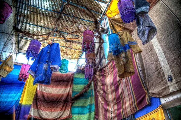 El yapımı renkli dokuma kumaşlar için geleneksel giysiler ve Abajur Fes Fas'ta, Afrika bir dükkanda asılı olan
