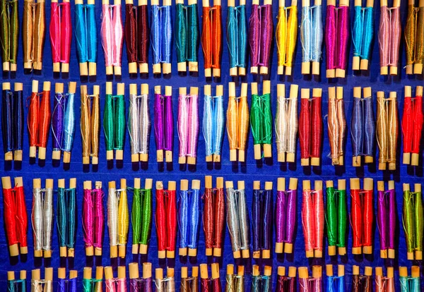 Döşeme renkli pamuk makaraları yan yana özel bir dükkanda organize