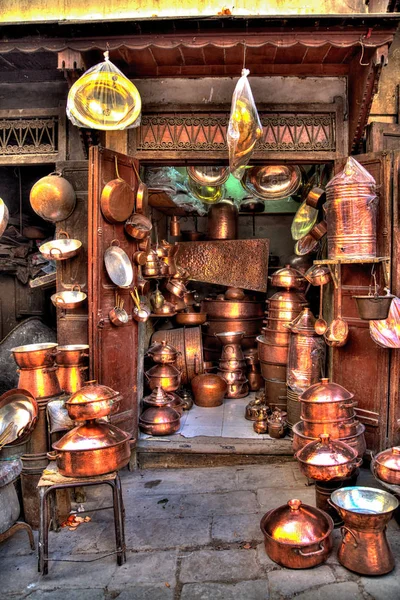Harika el yapımı bakır eşya satışında bir dükkan Fas, Afrika eski krallık şehir Fes Medina maruz