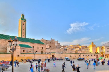 Parlayan bir ile eski krallık şehir Fes Fas'ta, Afrika, birçok medinas birinin içine giriş mavi gökyüzü arka plan olarak