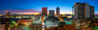 San Antonio City Skyline Panorama, San Antonio şehir merkezinde, Teksas, ABD. Bu fotoğraftaki siluet Marriott Rivercenter 'ı da içeriyor.