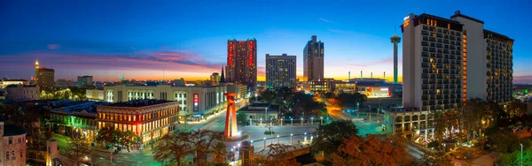 San Antonio City Skyline Panorama, San Antonio şehir merkezinde, Teksas, ABD. Bu fotoğraftaki siluet Marriott Rivercenter 'ı da içeriyor.