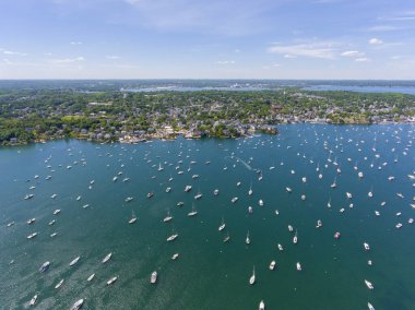 Marblehead şehir merkezi ve Marblehead Limanı 'nın havadan görünüşü, Massachusetts MA, ABD.