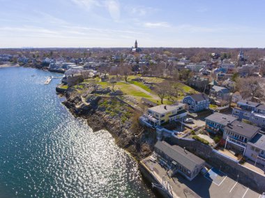 Marblehead Limanı 'ndaki Crocker Parkı ve şehir merkezi hava manzarası, Marblehead, Massachusetts MA, ABD.
