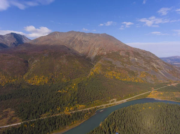 美国阿拉斯加州Ak市Denali国家公园外围的Denali国家公园 Nenana River和Alaska Route 也就是George Parks Highway Aerial View Fall — 图库照片