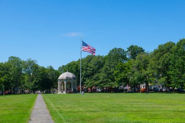 Salem Common ve ABD Ulusal Bayrağı Salem şehir merkezinin tarihi bölgesinde, Massachusetts MA, ABD. 