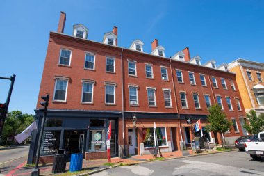 SALEM, MA, USA - JUL. 19, 2019: Essex Caddesi 'ndeki tarihi ticari binalar Kuzey Caddesi' ndeki Tarihi Salem, Massachusetts MA, ABD. 