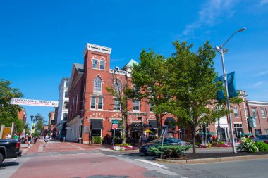 SALEM, MA, USA - JUL. 19, 2019: Tarihi Koloni Salem, Massachusetts MA 'nın Washington' daki Washington Caddesi 'ndeki Essex Caddesi' ndeki Rockafellas 'taki Tarihi Koloni Salonu. 