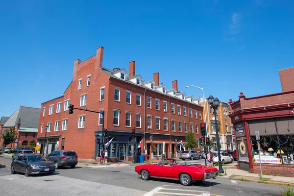 SALEM, MA, USA - JUL. 19, 2019: Essex Caddesi 'ndeki tarihi ticari binalar Kuzey Caddesi' ndeki Tarihi Salem, Massachusetts MA, ABD. 