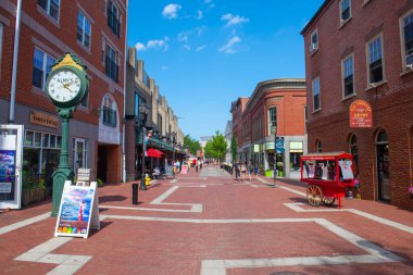 SALEM, MA, USA - JUL. 19, 2019: Essex Caddesi 'ndeki tarihi binalar Salem, Massachusetts MA, ABD' deki Central Caddesi 'ndeki yayalar. 
