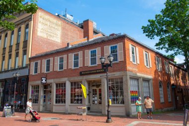 SALEM, MA, USA - JUL. 19, 2019: Essex Caddesi 'ndeki tarihi binalar, ABD' nin Massachusetts MA, Salem kentinin Derby Meydanı 'ndaki yaya caddesi.. 