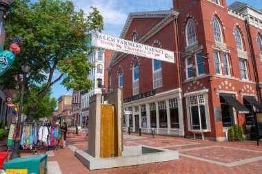 SALEM, MA, USA - JUL. 19, 2019: Essex Caddesi 'ndeki tarihi binalar Washington Caddesi' ndeki tarihi şehir merkezi Salem, Massachusetts MA, ABD. 