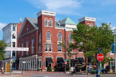 SALEM, MA, USA - JUL. 19, 2019: Tarihi Koloni Salem, Massachusetts MA 'nın Washington' daki Washington Caddesi 'ndeki Essex Caddesi' ndeki Rockafellas 'taki Tarihi Koloni Salonu. 