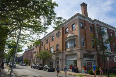 SALEM, MA, USA - JUL. 19, 2019: Tarihsel Gençler Hıristiyan Derneği Essex Caddesi 'ndeki Essex Caddesi' nde Salem, Massachusetts MA 'nın tarihi şehir merkezinde YMCA. 