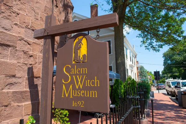 SALEM, MA, USA - JUL. 25, 2019: Washington Meydanı 'nda Salem Common' un yanındaki Salem Cadısı Müzesi Salem, Massachusetts MA, ABD. 