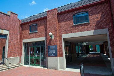 SALEM, MA, USA - JUL. 19, 2019: Salem Denizcilik Ulusal Tarihi Tarihi Tarihi Site Ziyaretçi Merkezi Tarihi Salem Şehir Merkezi, Massachusetts MA, ABD. 
