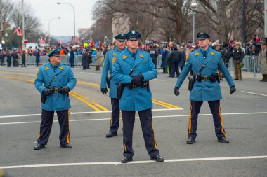 WASHINGTON, DC - 20 Ocak 2017: Donald Trump 'ın ABD' nin Washington DC 'deki 45. Başkanı olarak göreve başlamasından sonra Pennsylvania Bulvarı' ndaki New Jersey Eyalet Polisi.
