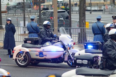 WASHINGTON, DC - 20 Ocak 2017: ABD 'nin başkenti Washington' da ABD 'nin 45. Başkanı olarak Donald Trump' ın göreve başlamasından sonra Polis Motosiklet Formasyonu Sürücüsü.