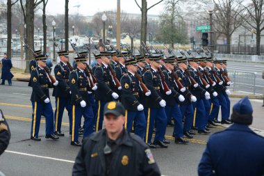 WASHINGTON, DC - 20 Ocak 2017: ABD 'nin başkenti Washington' da ABD 'nin 45. Başkanı Donald Trump' ın göreve başlamasından sonraki Başkanlık Yürüyüşü.