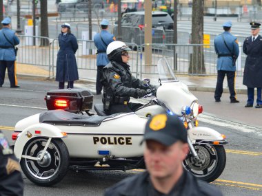 WASHINGTON, DC - 20 Ocak 2017: ABD 'nin başkenti Washington' da ABD 'nin 45. Başkanı olarak Donald Trump' ın göreve başlamasından sonra Polis Motosiklet Formasyonu Sürücüsü.