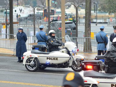 WASHINGTON, DC - 20 Ocak 2017: ABD 'nin başkenti Washington' da ABD 'nin 45. Başkanı olarak Donald Trump' ın göreve başlamasından sonra Polis Motosiklet Formasyonu Sürücüsü.