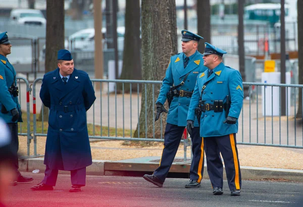 ワシントンDc 2017年1月20日 米国ワシントンDcでドナルド トランプが第45代米国大統領に就任した後 ペンシルバニア通りで勤務中のニュージャージー州警察 — ストック写真
