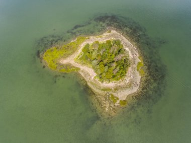 Boston, Massachusetts MA, ABD yakınlarındaki Hingham Limanı 'ndaki Button Island hava görüntüsü.