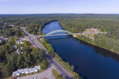 Tyngsborough şehir merkezindeki Merrimack Nehri ve Tyngsboro Köprüsü 'nün havadan görünüşü, Massachusetts MA, ABD.