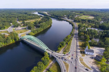 Tyngsborough şehir merkezindeki Merrimack Nehri ve Tyngsboro Köprüsü 'nün havadan görünüşü, Massachusetts MA, ABD.