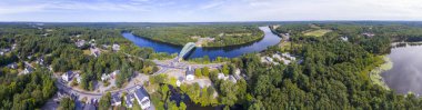 Tyngsborough şehir merkezindeki Merrimack Nehri ve Tyngsboro Köprüsü manzarası, Massachusetts MA, ABD.